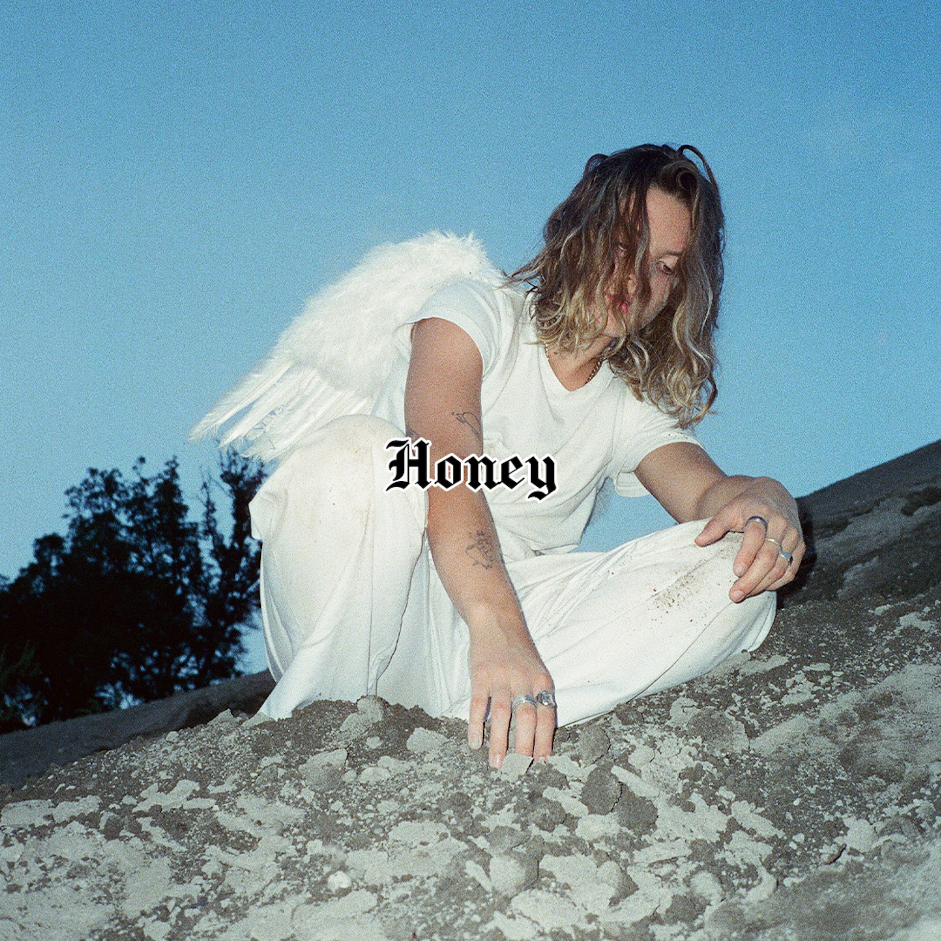 MARILYNE LÉONARD présente la nouvelle chanson Honey en vidéoclip